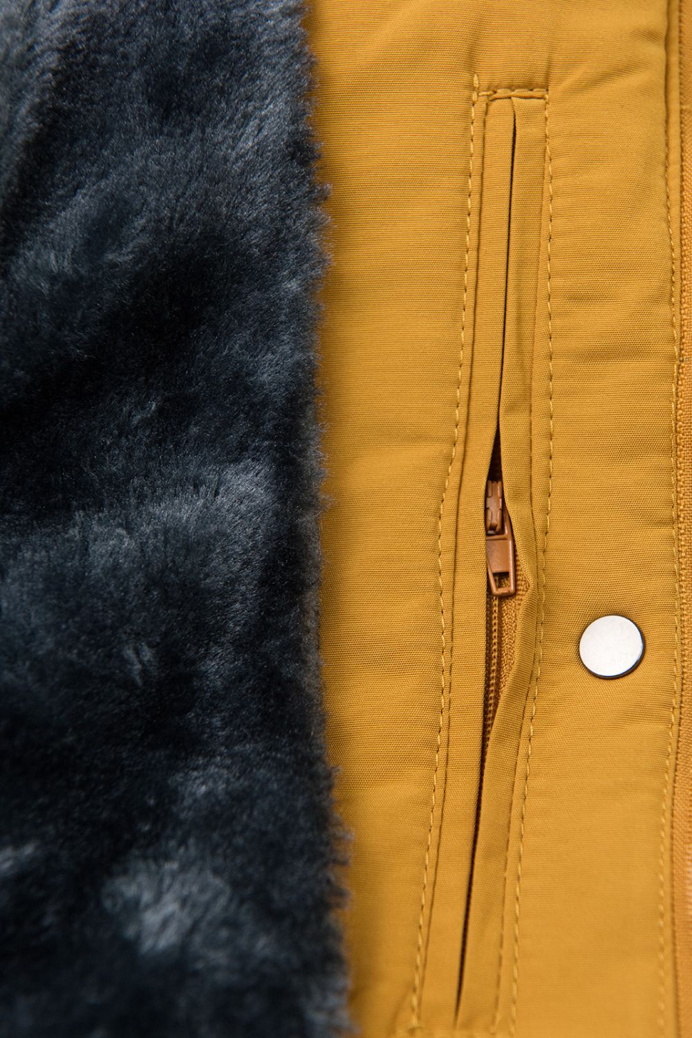 Sárga színű téli kabát szürke plüssel