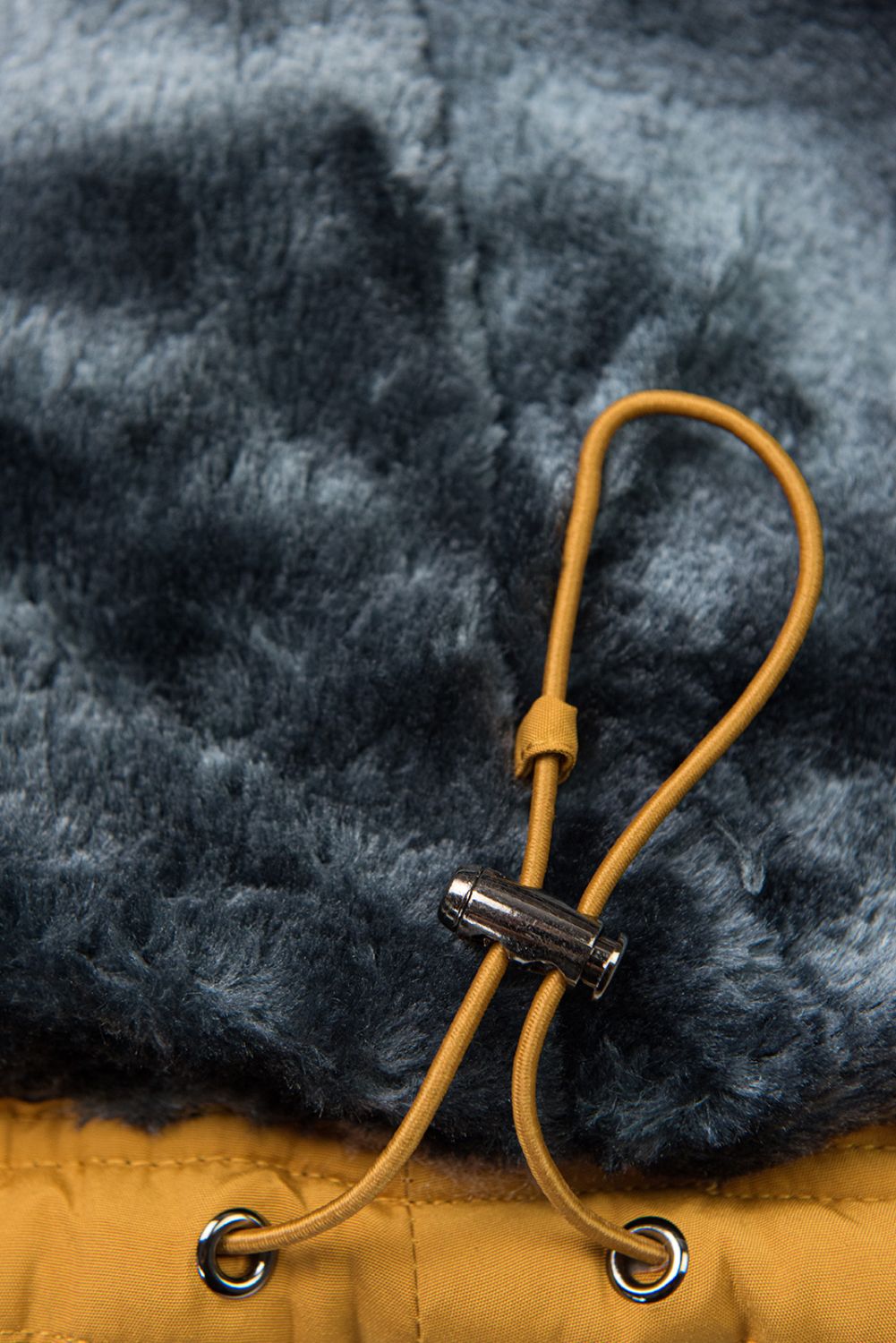 Sárga színű téli kabát szürke plüssel