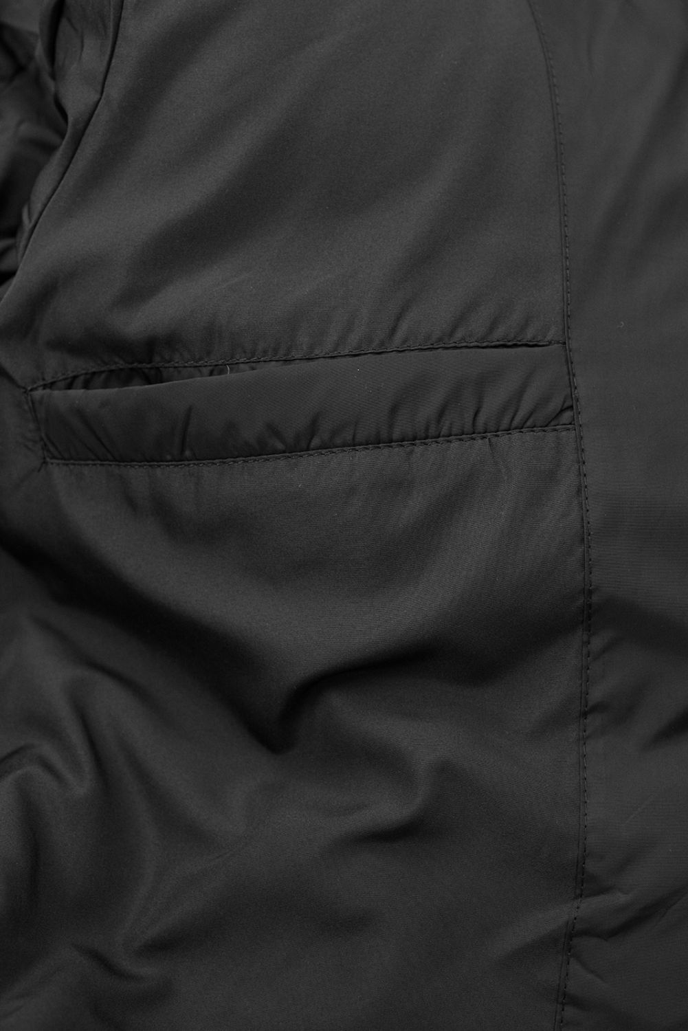 Fekete színű hosszú téli kabát műszőrmével