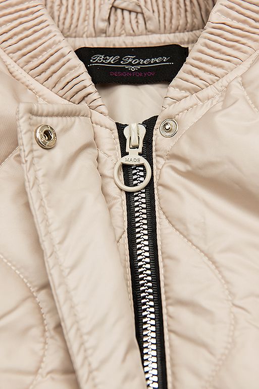 Bézs színű kapucni nélküli steppelt dzseki