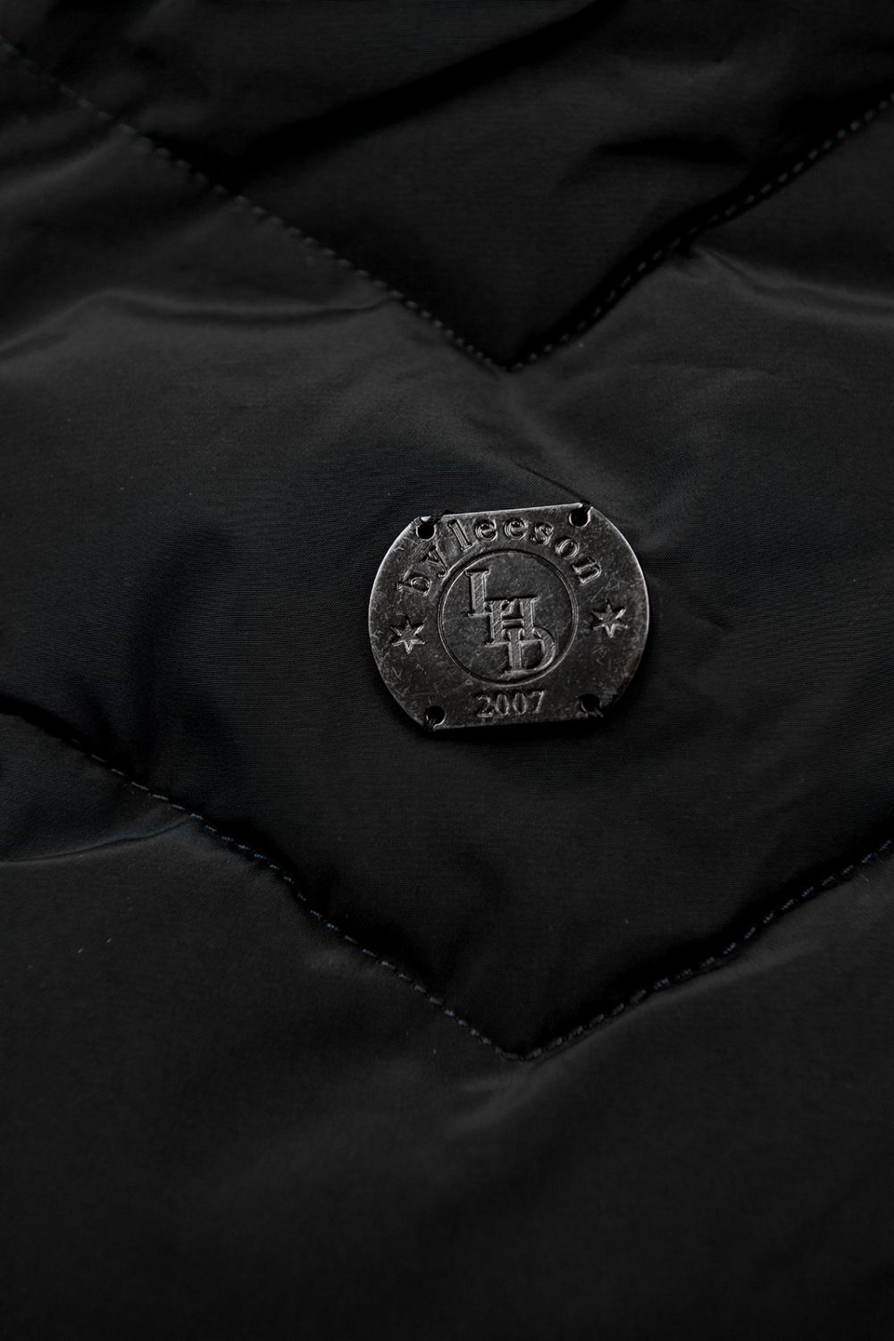 Fekete színű téli steppelt kabát levehető kapucnival