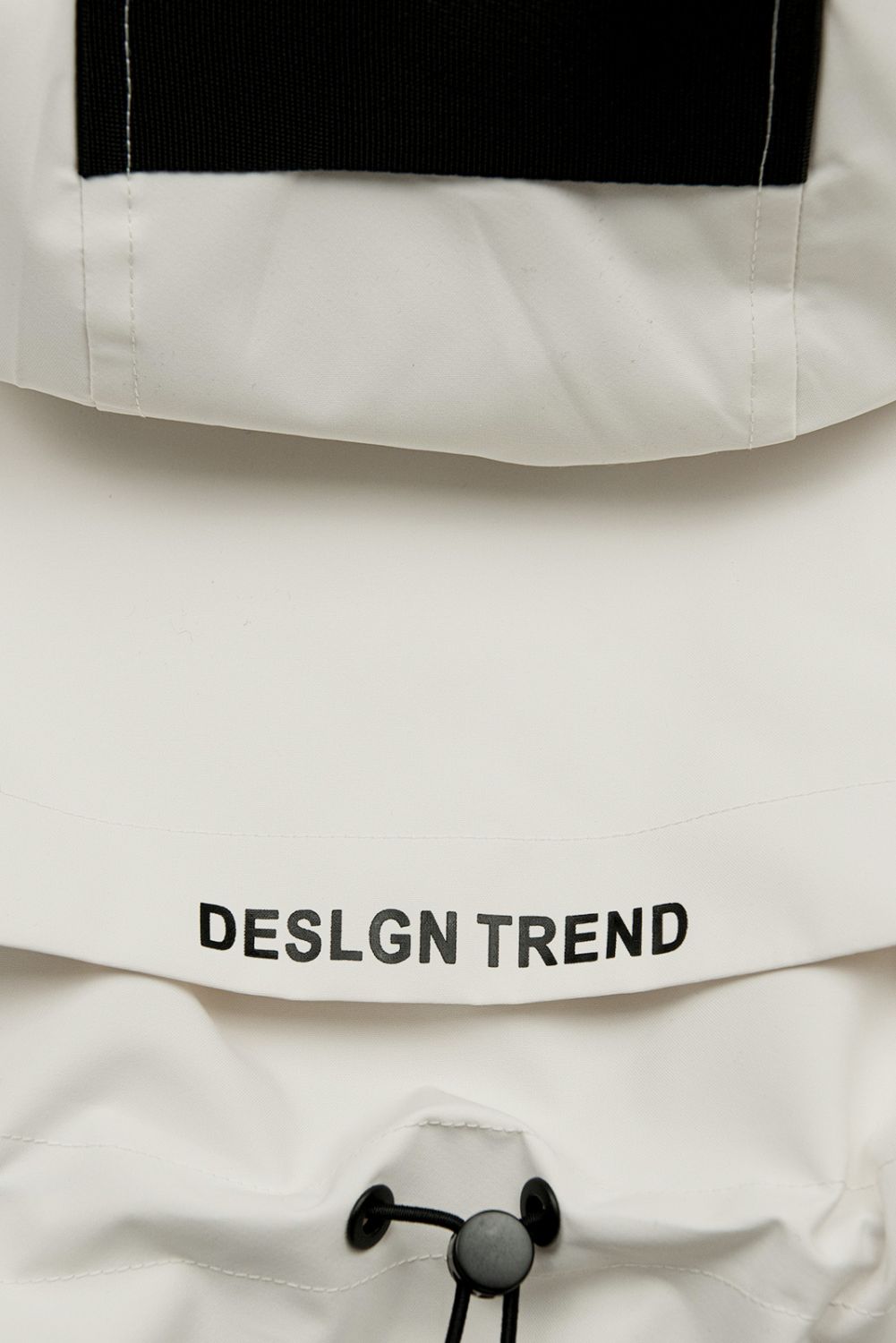 Krémszínű tavaszi parka magas gallérral