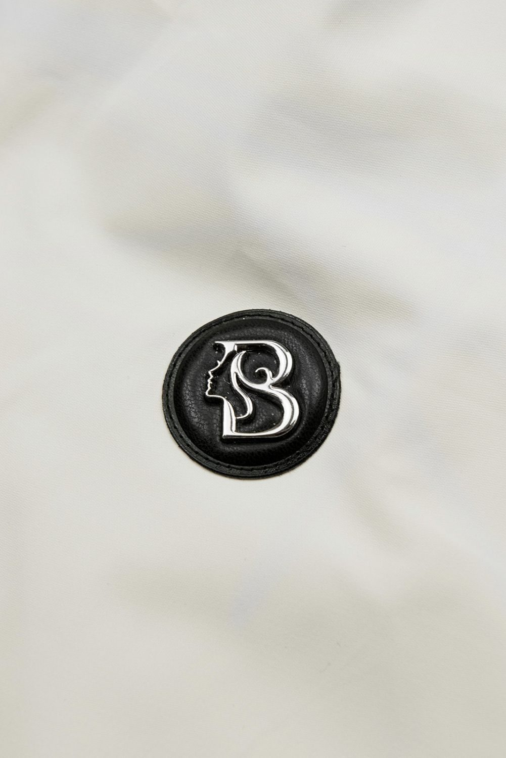 Krémszínű tavaszi parka magas gallérral