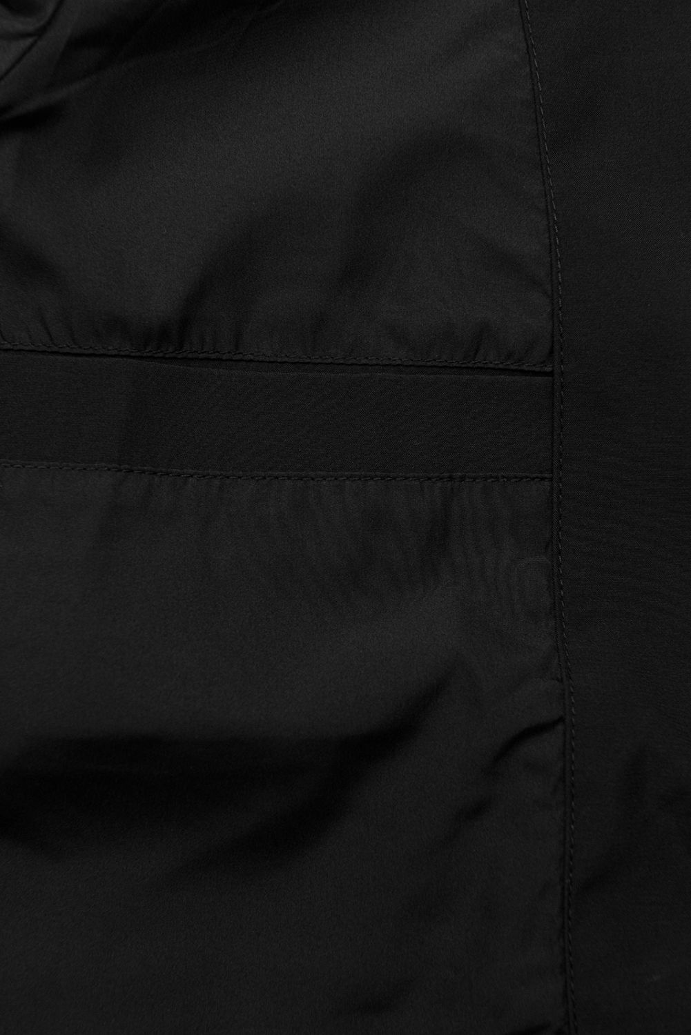 Fekete színű tavaszi parka állítható derékkal