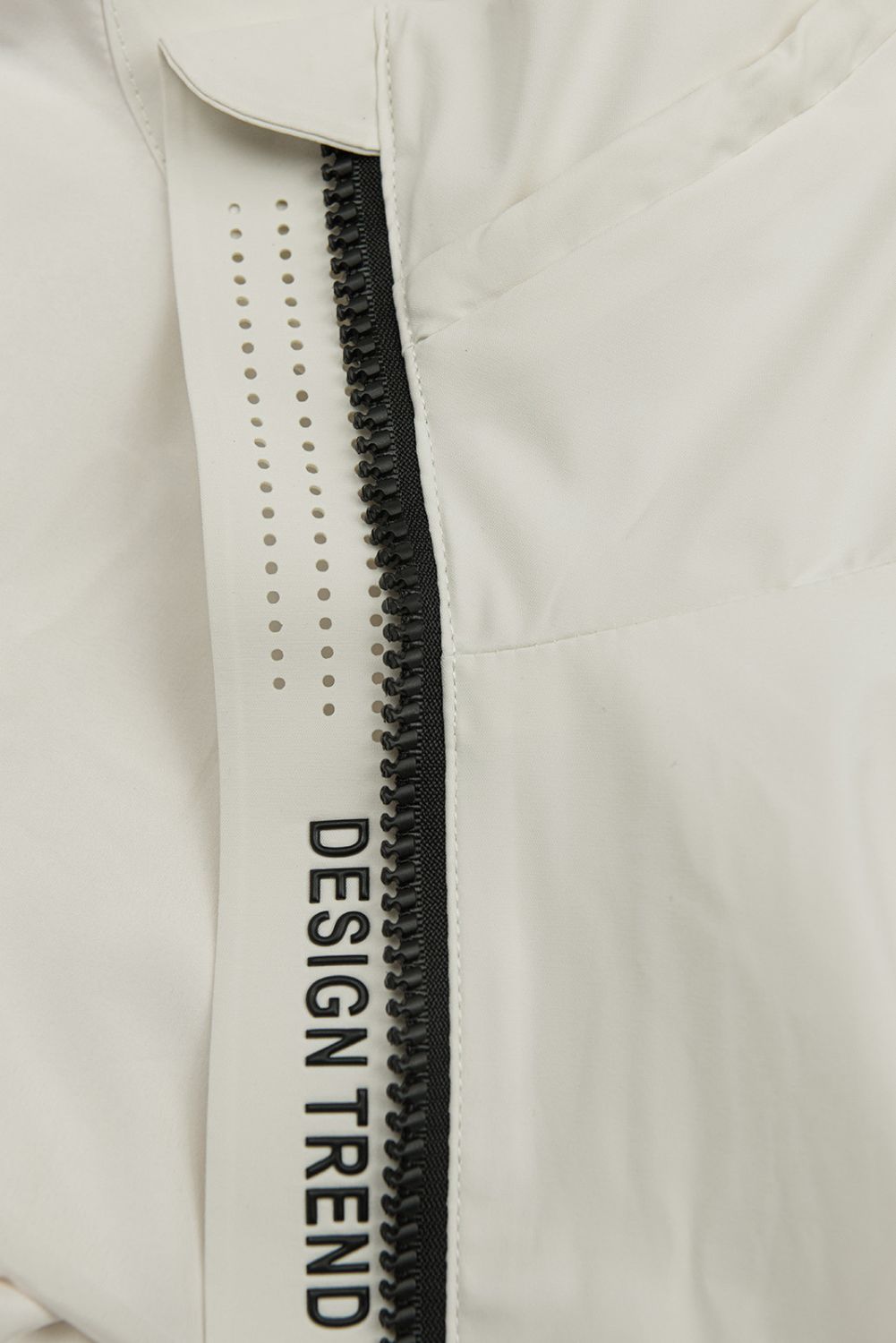 Krémszínű tavaszi parka állítható derékkal