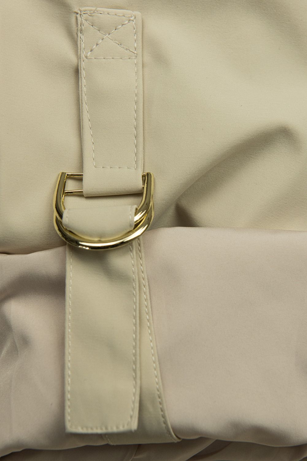 Bézs színű parka aranyszínű részletekkel