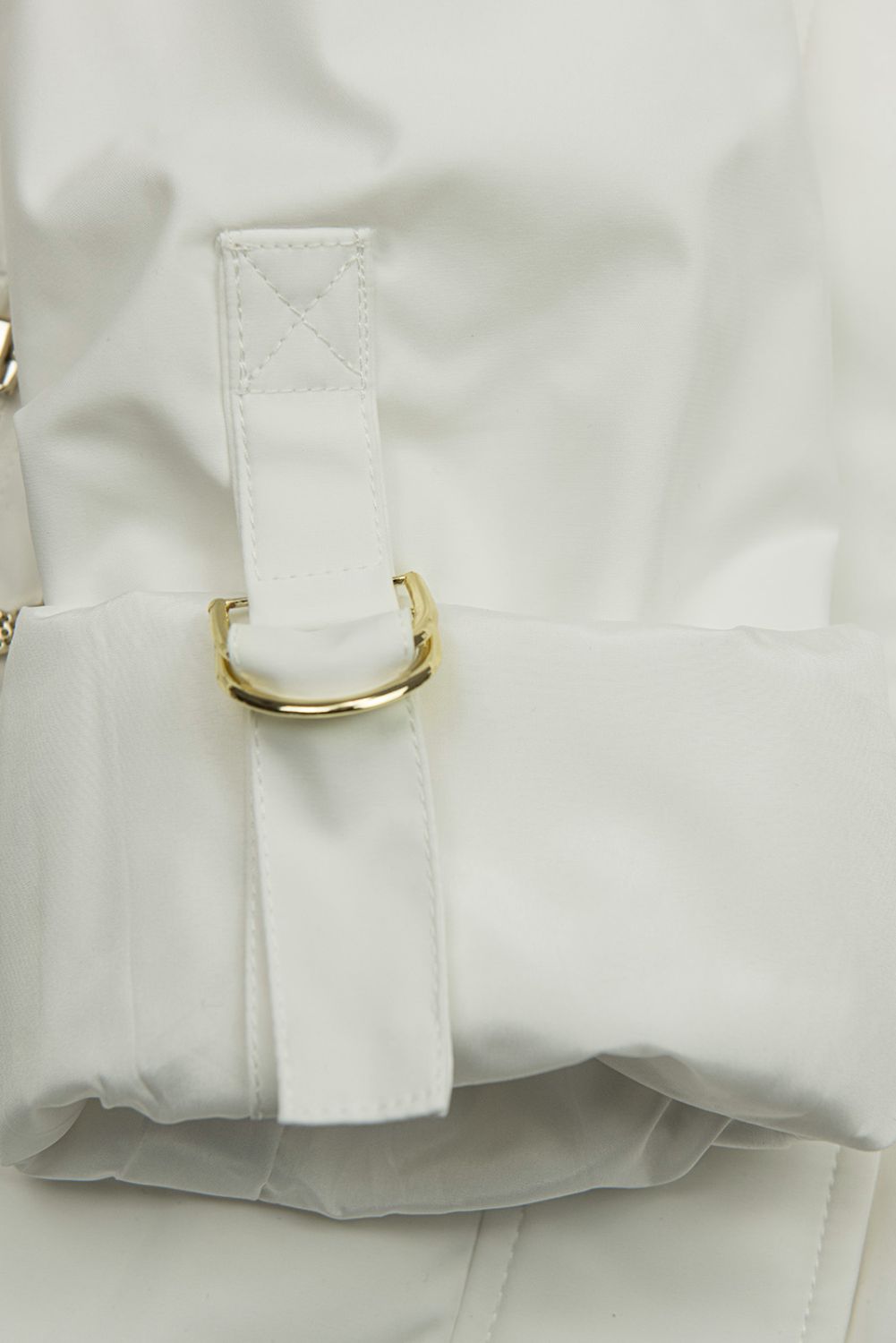 Fehér színű parka aranyszínű részletekkel