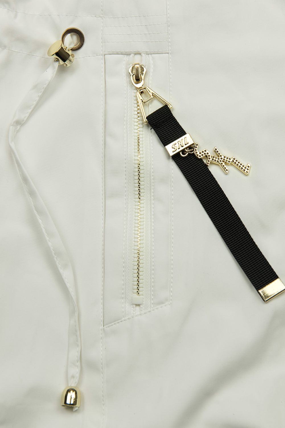 Fehér színű parka aranyszínű részletekkel