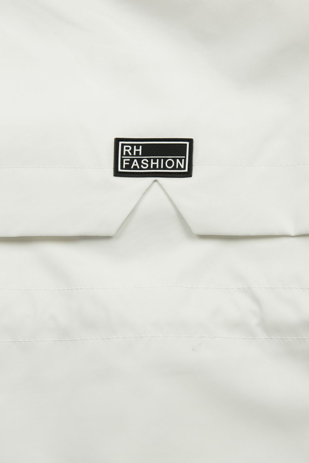 Fehér színű parka aranyszínű részletekkel