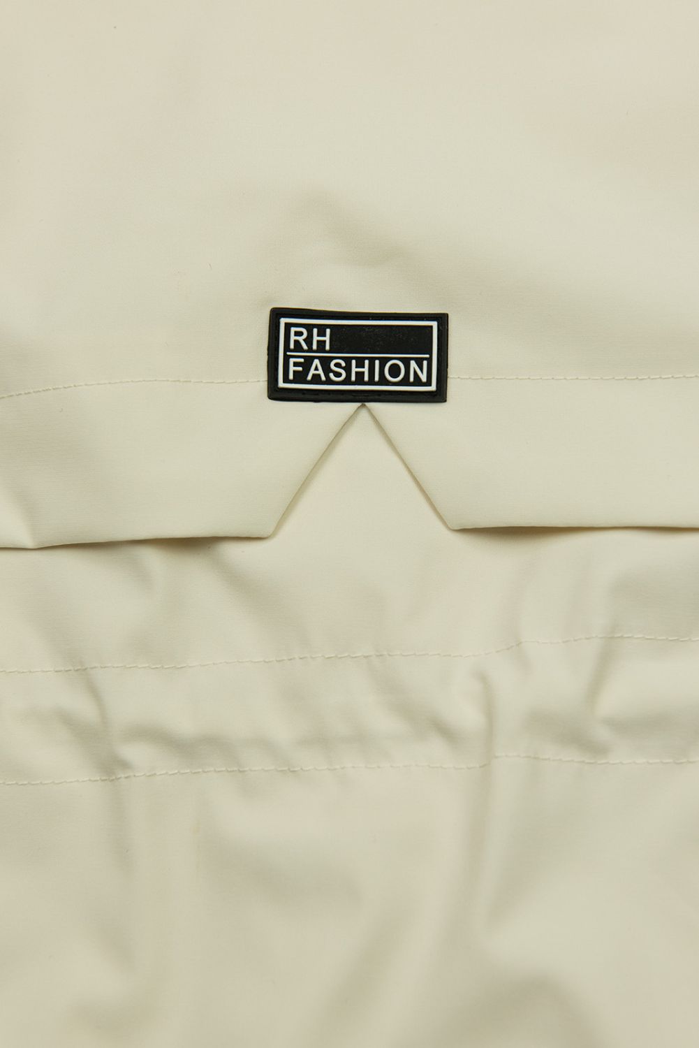 Krémszínű parka aranyszínű részletekkel