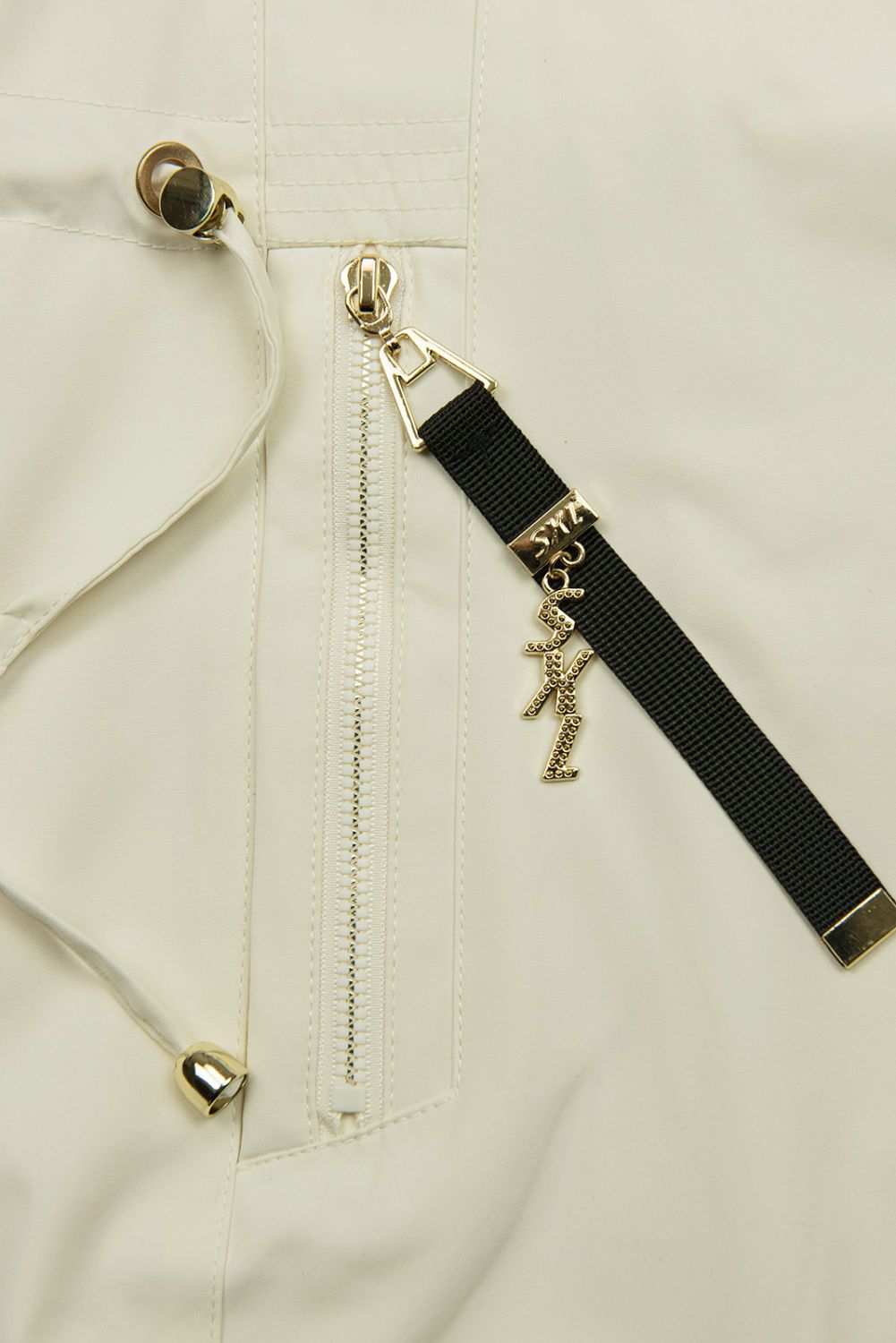 Krémszínű parka aranyszínű részletekkel