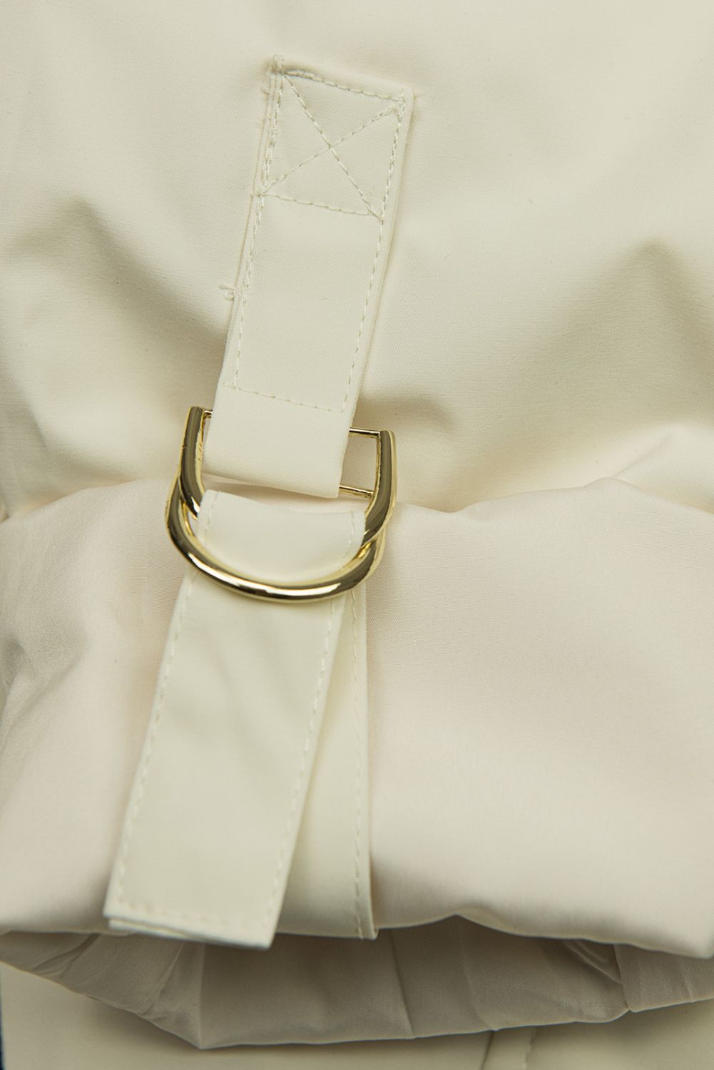 Krémszínű parka aranyszínű részletekkel