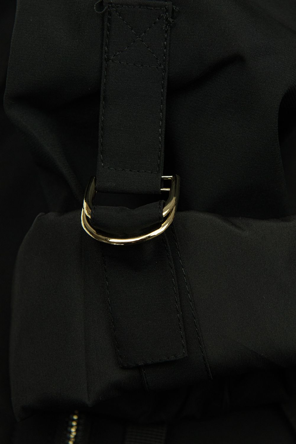 Fekete színű parka aranyszínű részletekkel