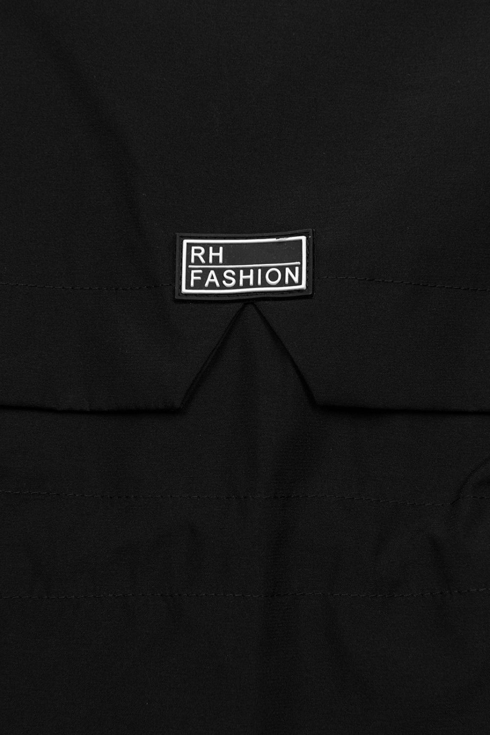 Fekete színű parka aranyszínű részletekkel