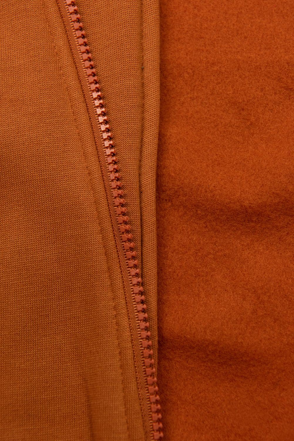 Terrakotta színű felső, kapucniján virágmintás béléssel