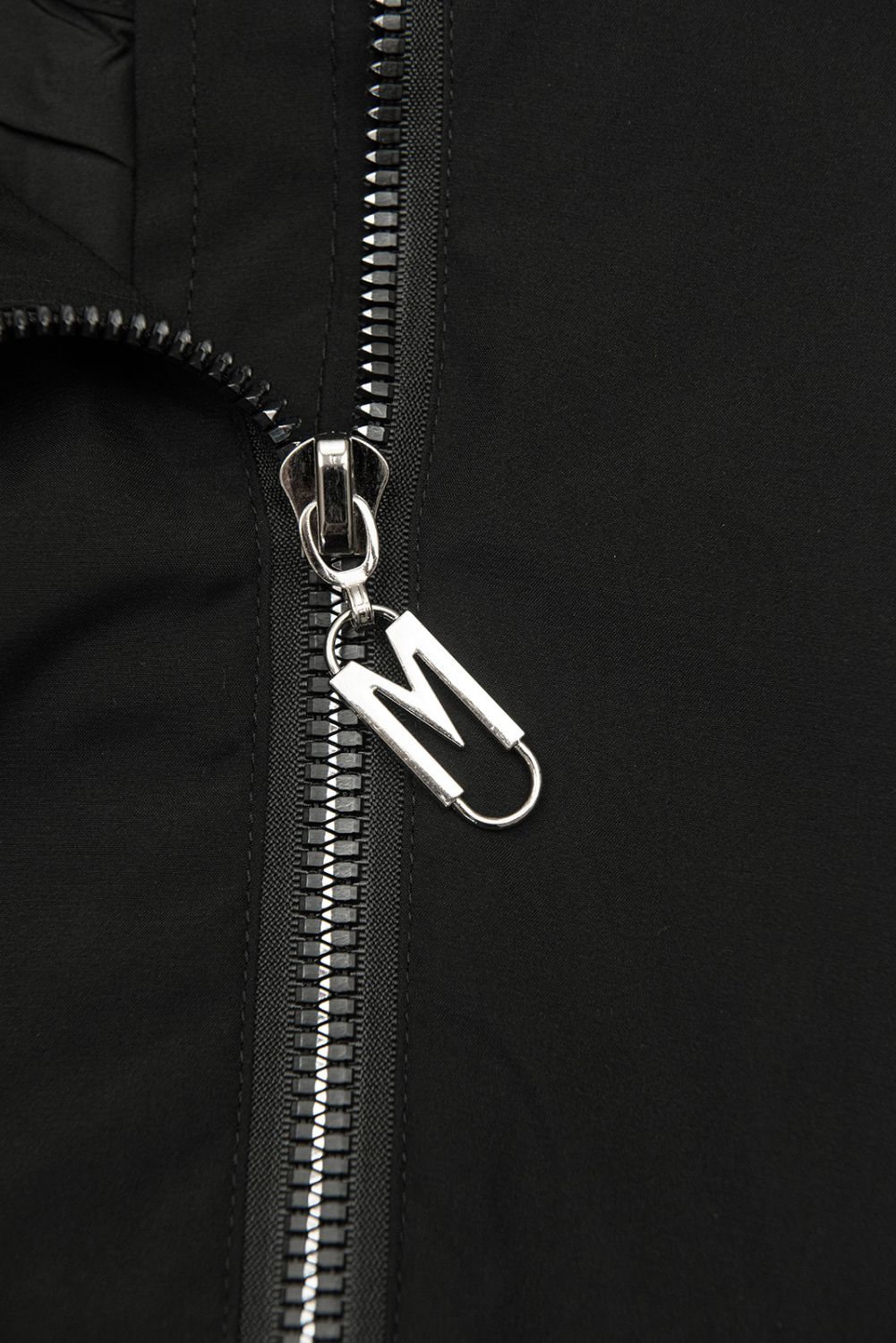 Fekete színű parka levehető kapucnival