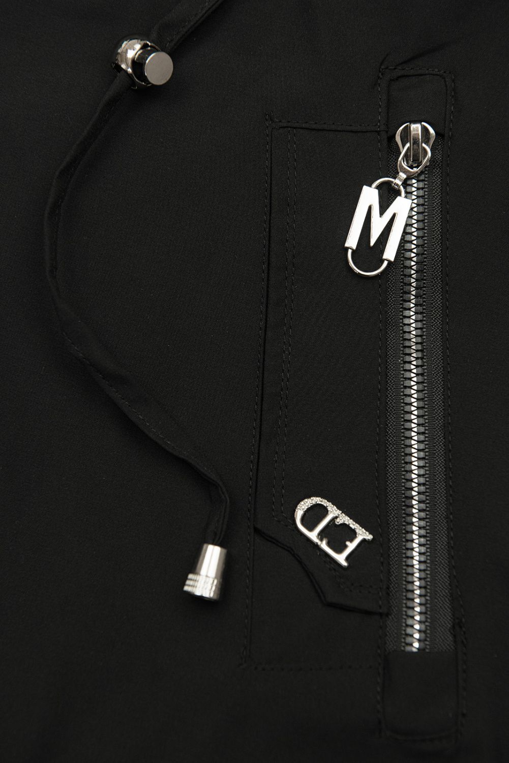 Fekete színű parka levehető kapucnival