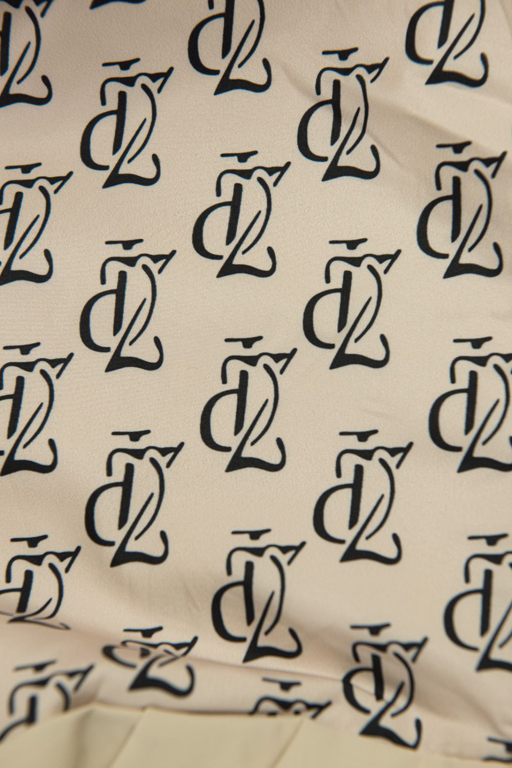 Hosszított parka mintás béléssel a kapucniban - világosbézs színű