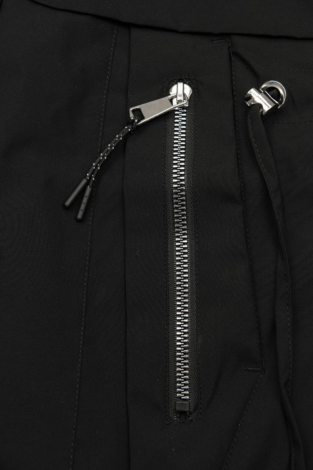 Hosszított parka mintás béléssel a kapucniban - fekete színű