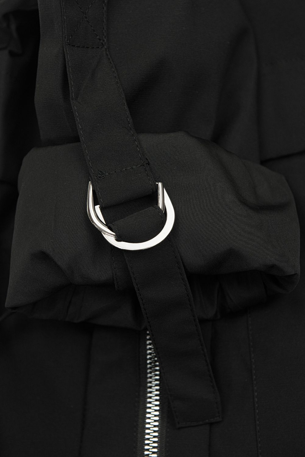 Hosszított parka mintás béléssel a kapucniban - fekete színű