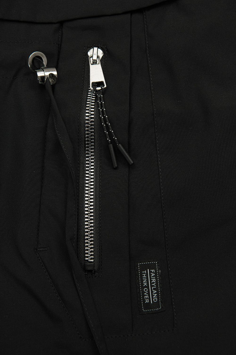 Hosszított parka mintás béléssel a kapucniban - fekete színű