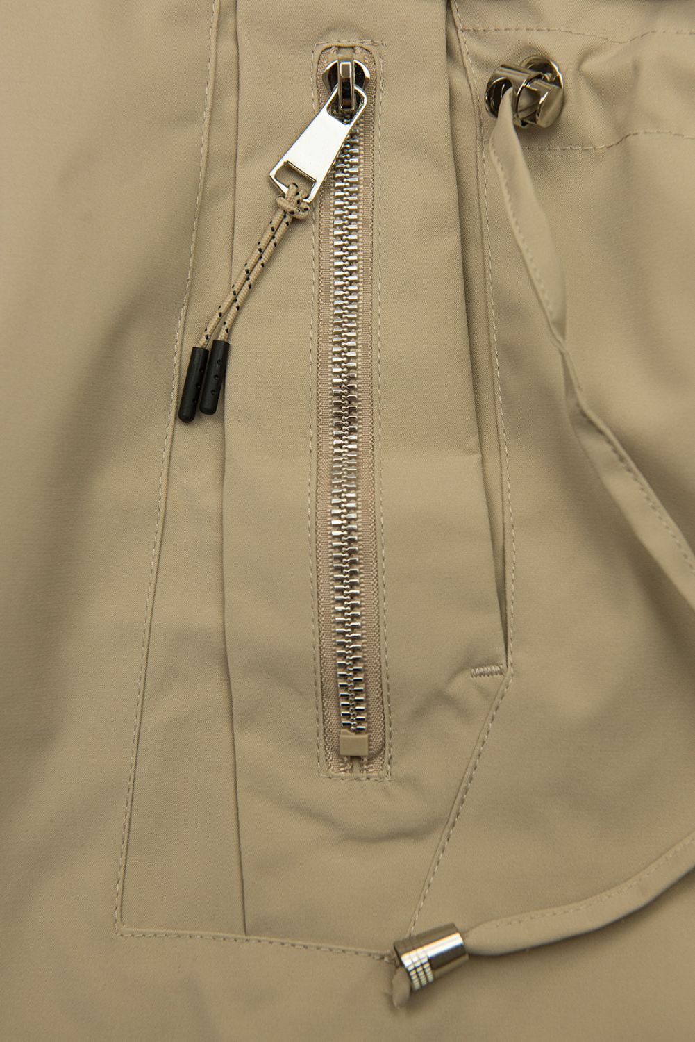 Hosszított parka mintás béléssel a kapucniban - bézs színű