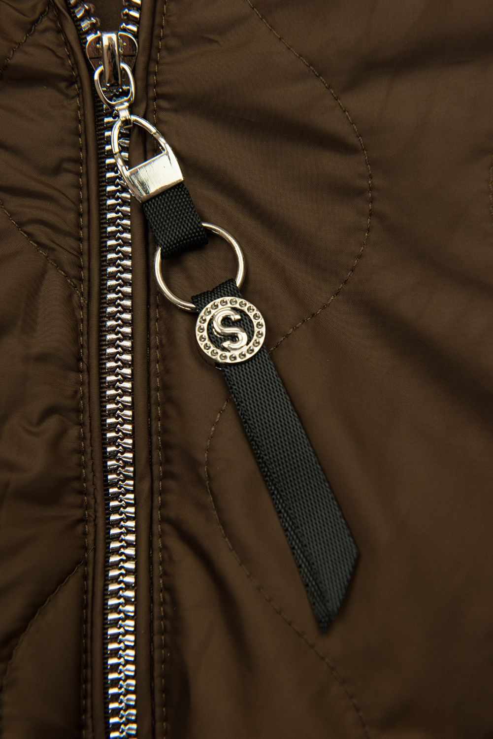 Barna színű átmeneti dzseki kötött ujjakkal