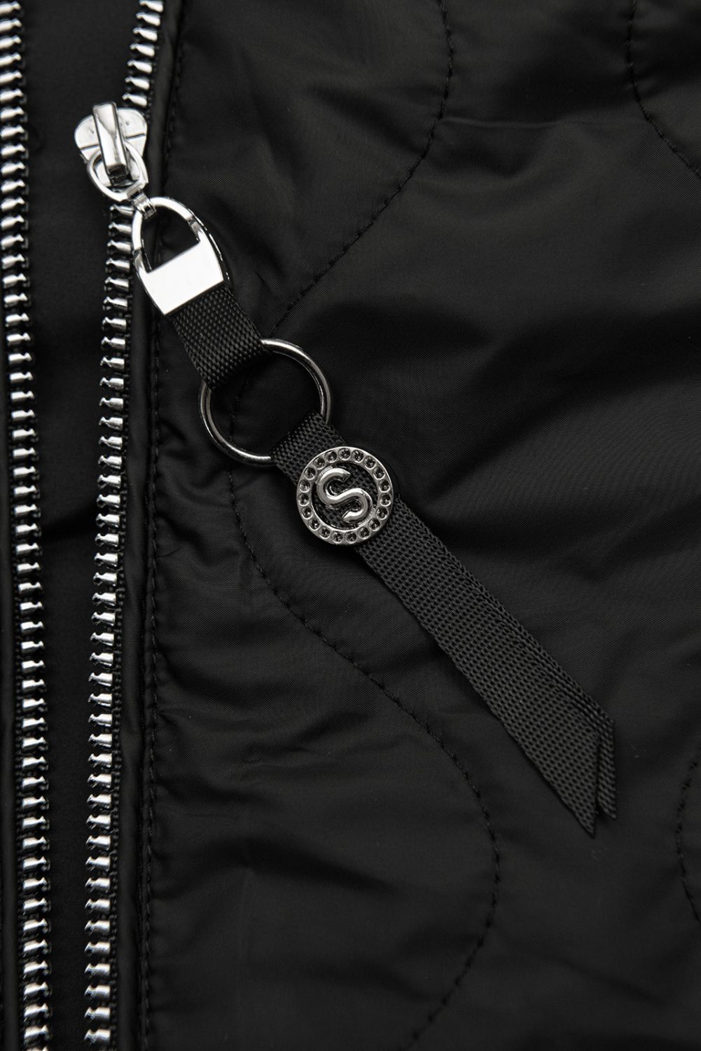 Fekete színű átmeneti dzseki kötött ujjakkal