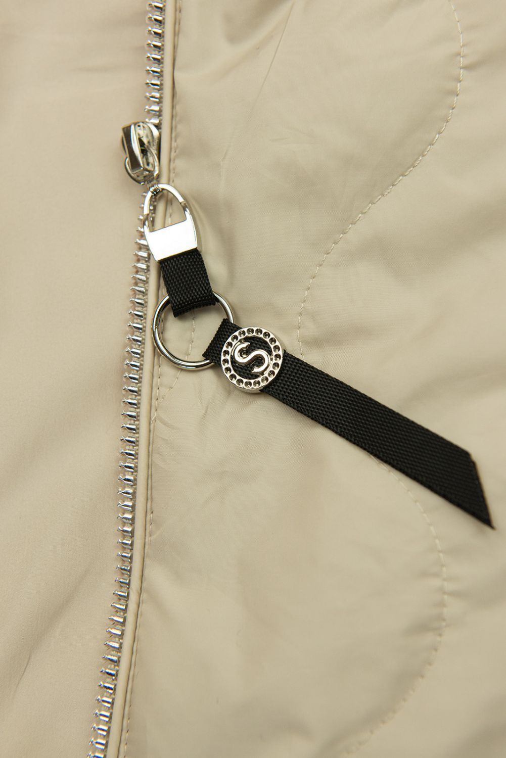 Bézs színű átmeneti dzseki kötött ujjakkal