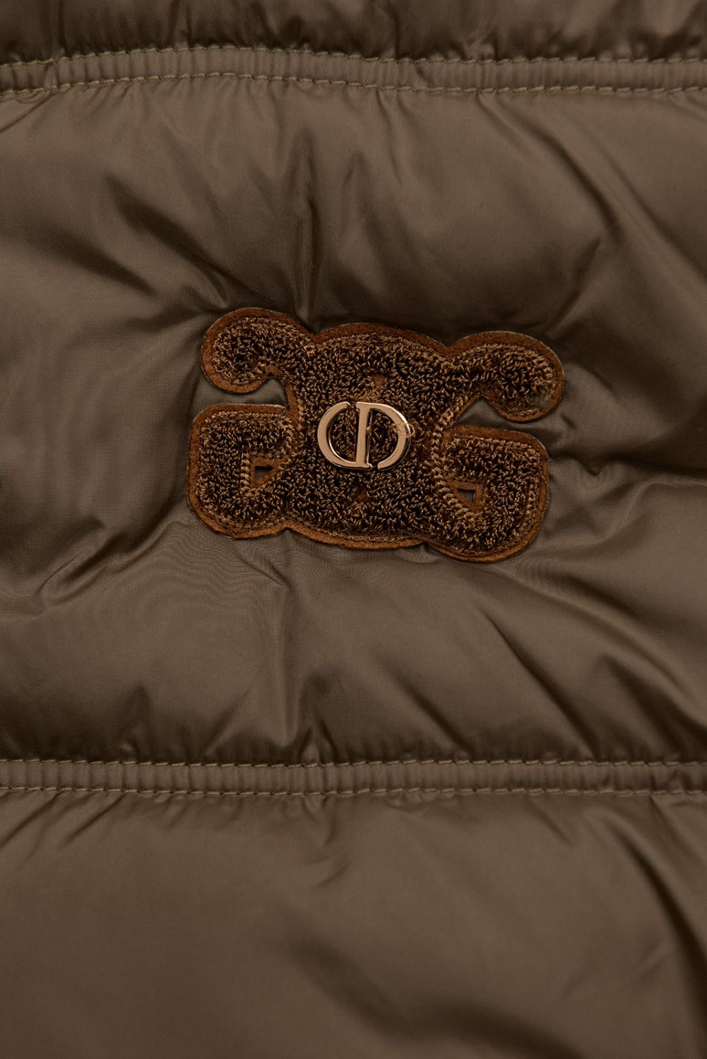 Barna színű steppelt kapucnis mellény