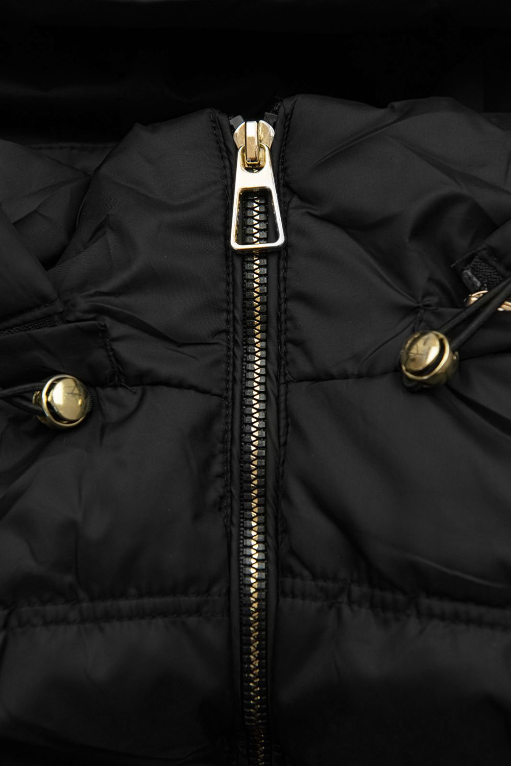 Fekete színű steppelt kapucnis mellény