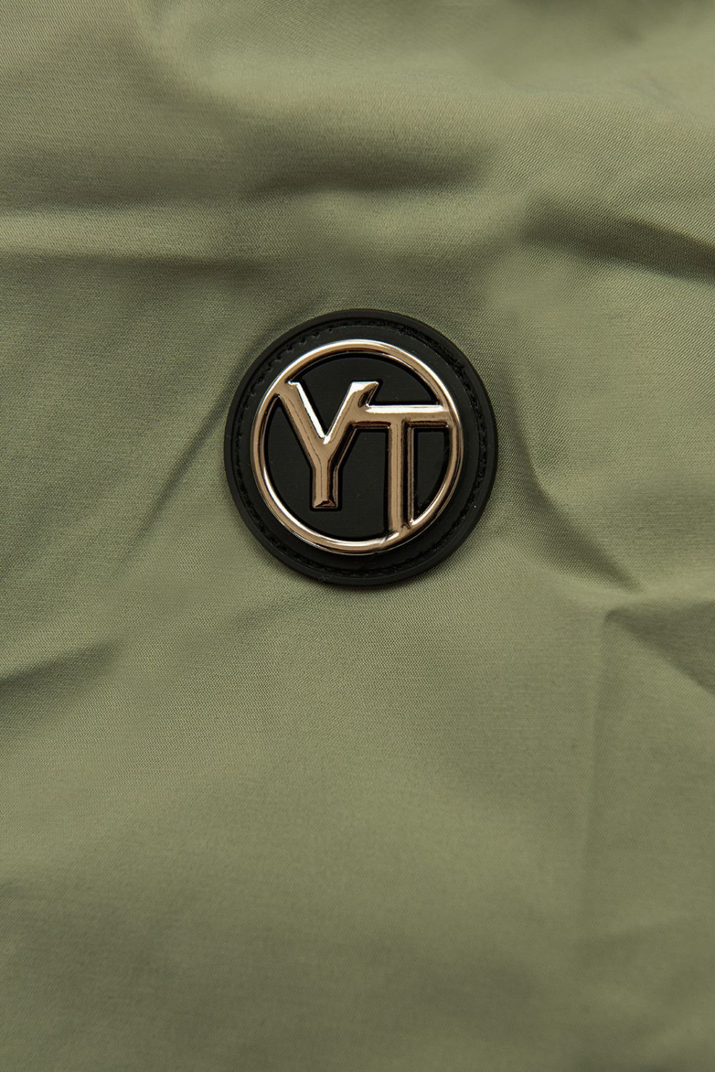 Olívazöld színű átmeneti parka derékban behúzással