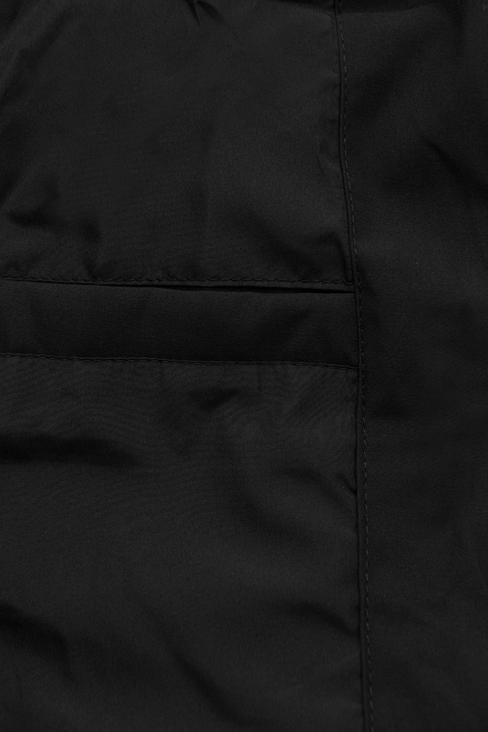 Fekete színű átmeneti parka derékban behúzással