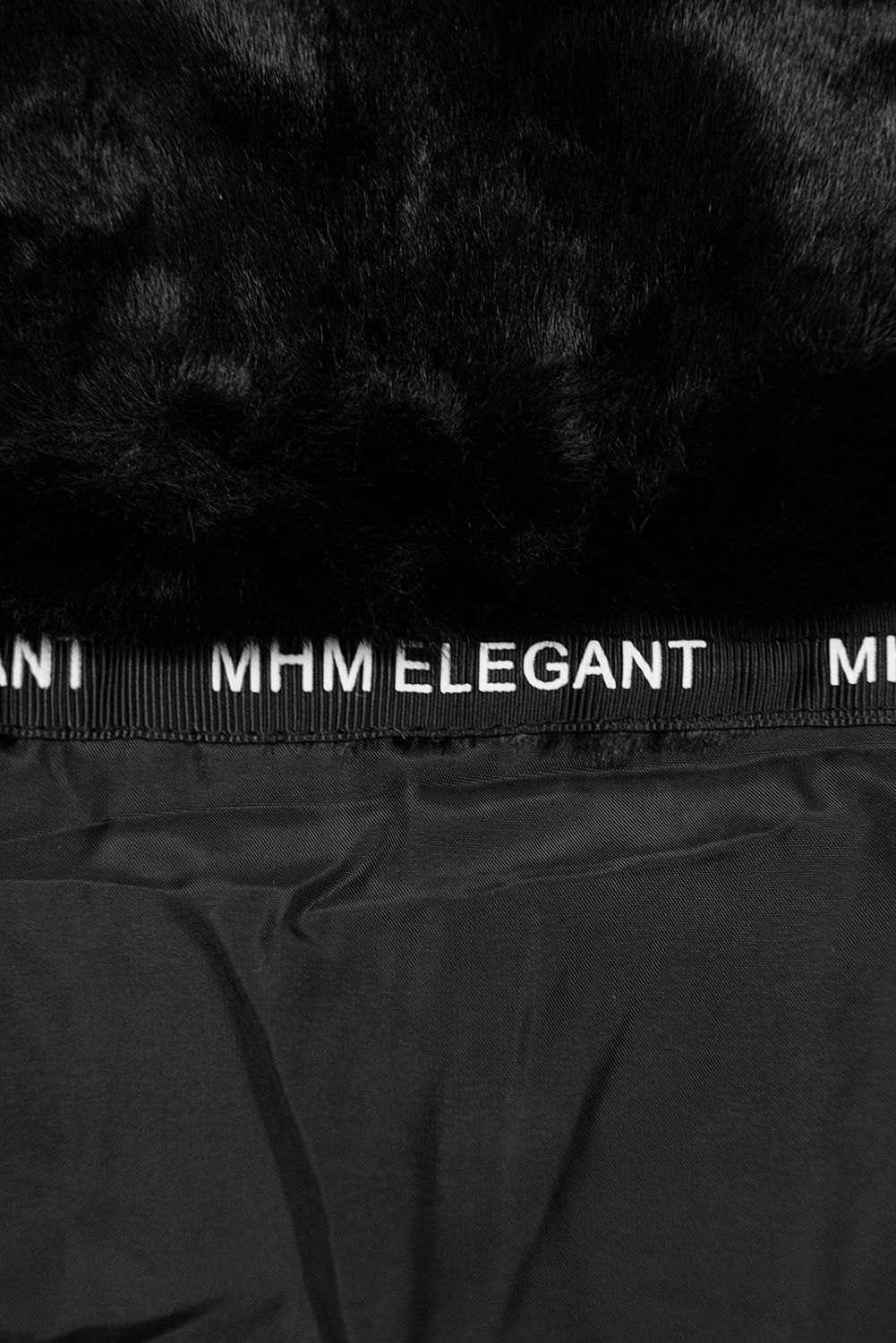 Fekete színű hosszított téli kabát fekete szőrmével