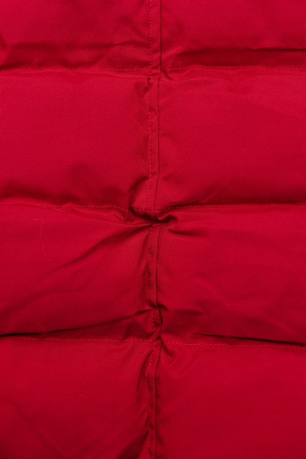 Piros színű téli kabát, derekán behúzással