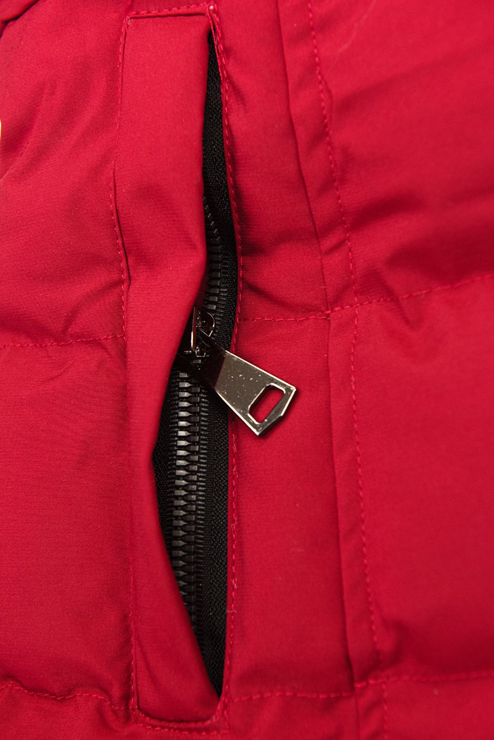 Piros színű téli kabát, derekán behúzással