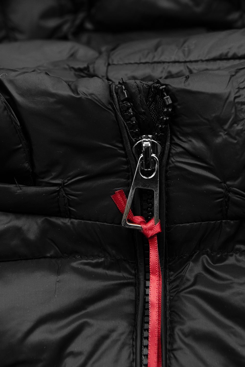 Fekete színű dzseki az átmeneti időszakra