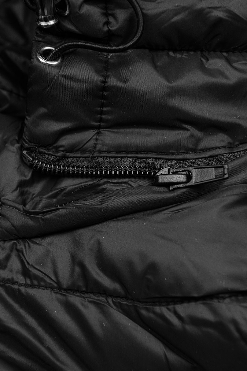 Fekete színű dzseki az átmeneti időszakra