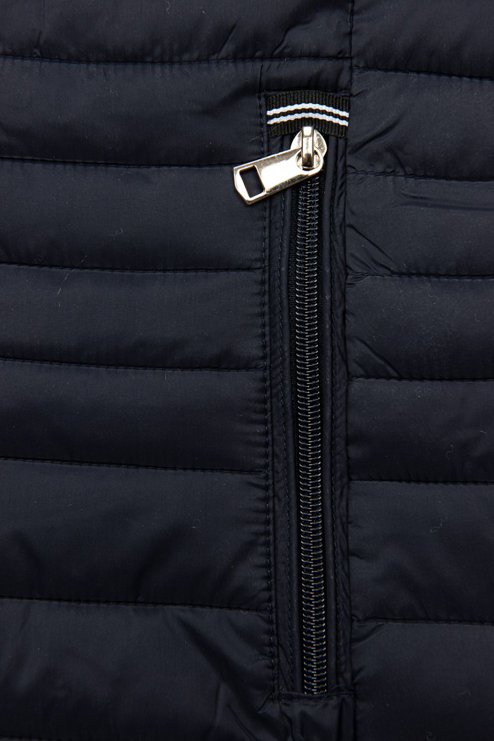 Sötétkék színű steppelt dzseki az átmeneti időszakra