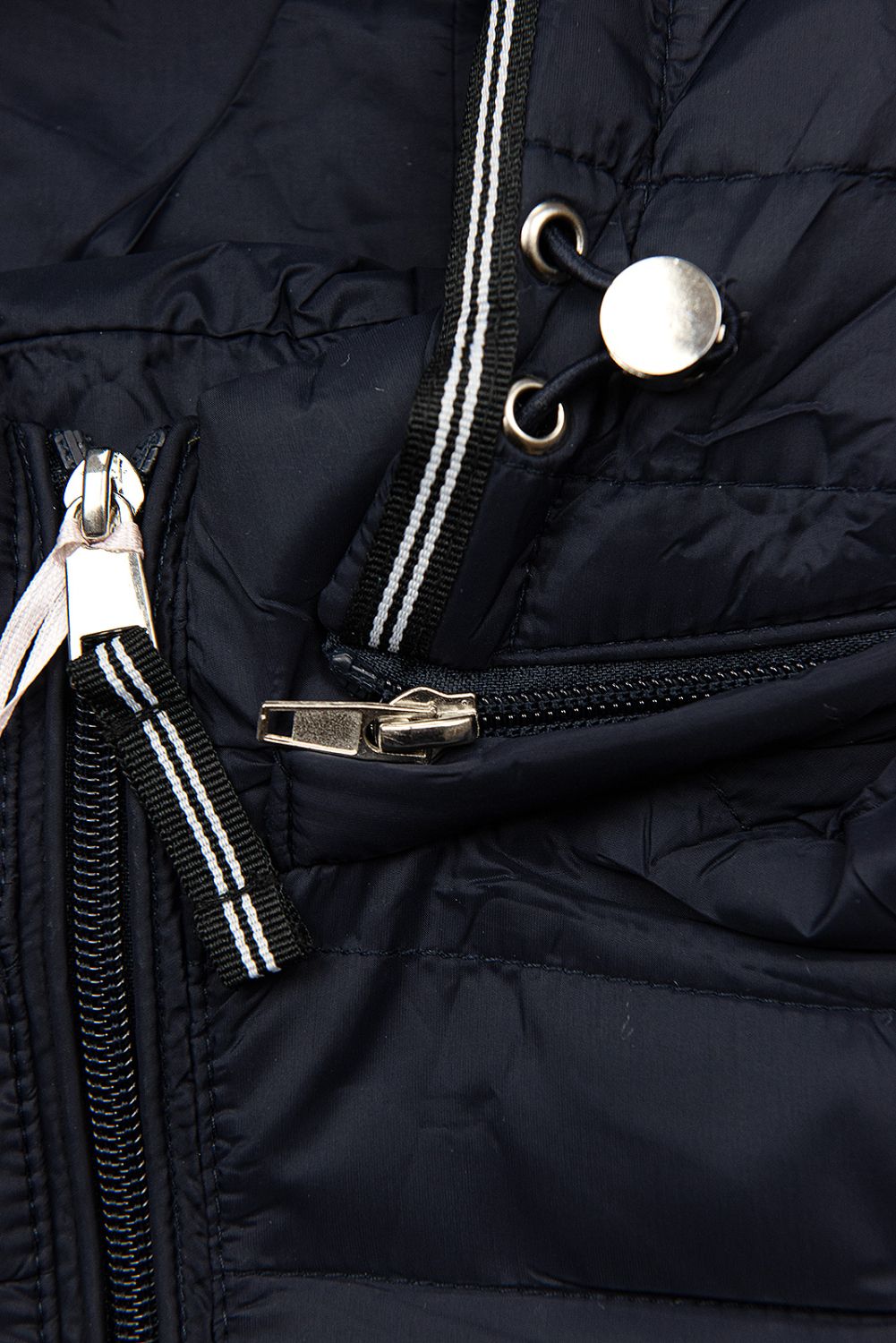 Sötétkék színű steppelt dzseki az átmeneti időszakra