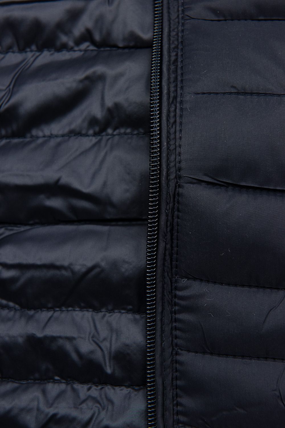 Sötétkék színű steppelt dzseki az átmeneti időszakra