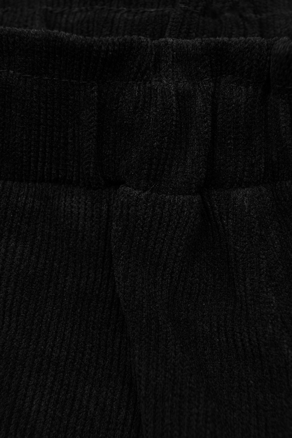 Fekete színű laza nadrág derekán gumival