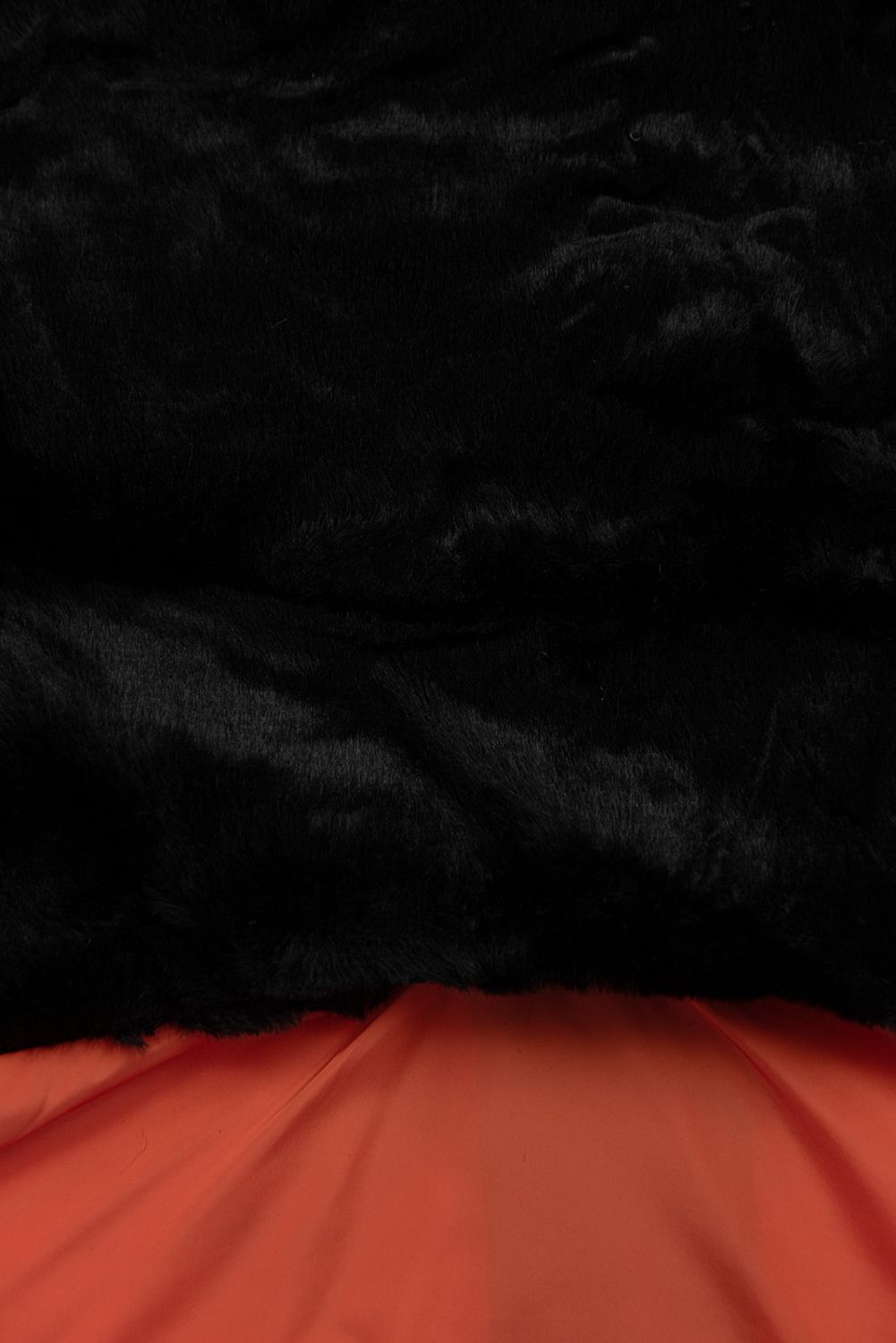 Fekete színű fényes téli kabát kesztyűkkel