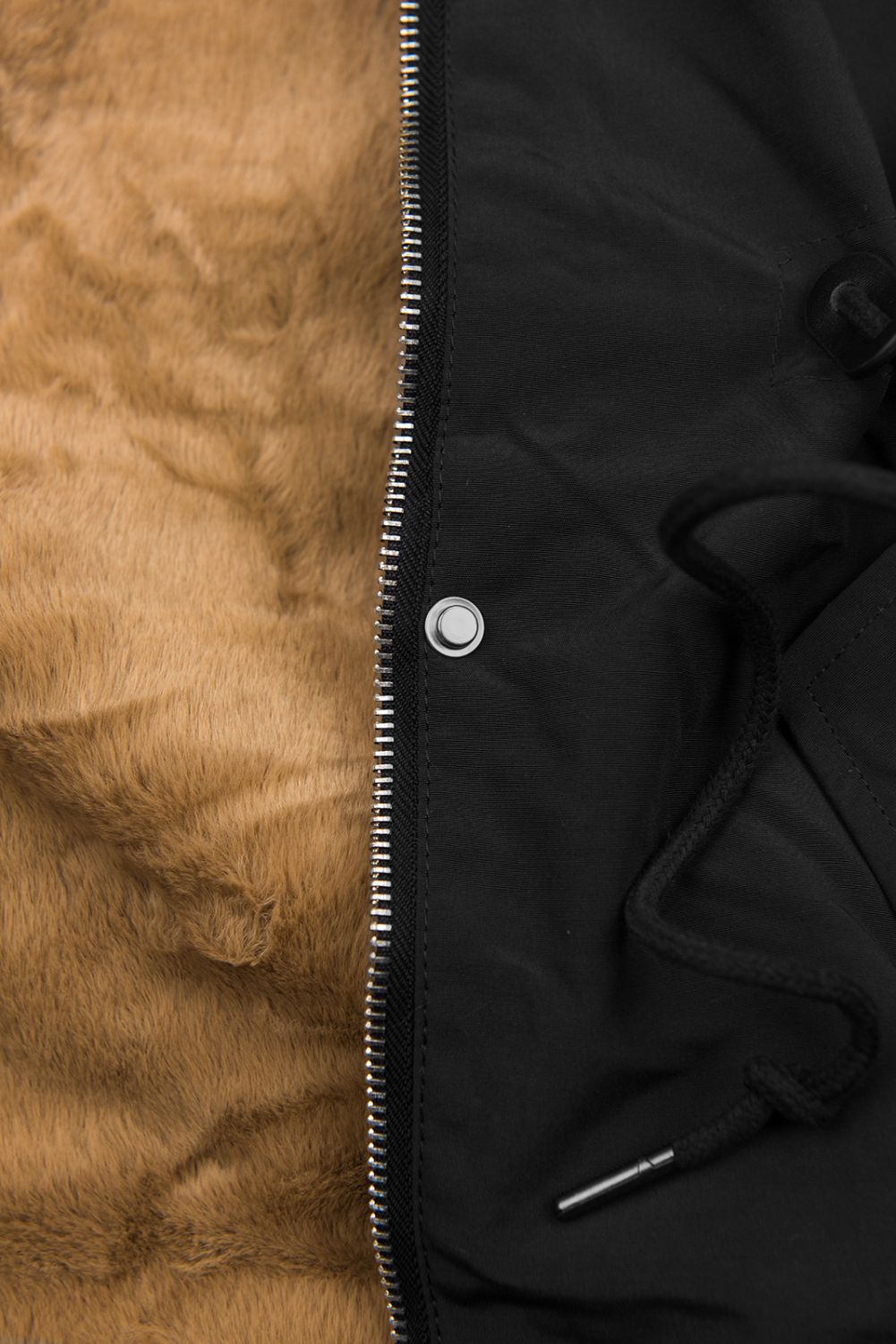 Fekete színű parka levehető műszőrmével