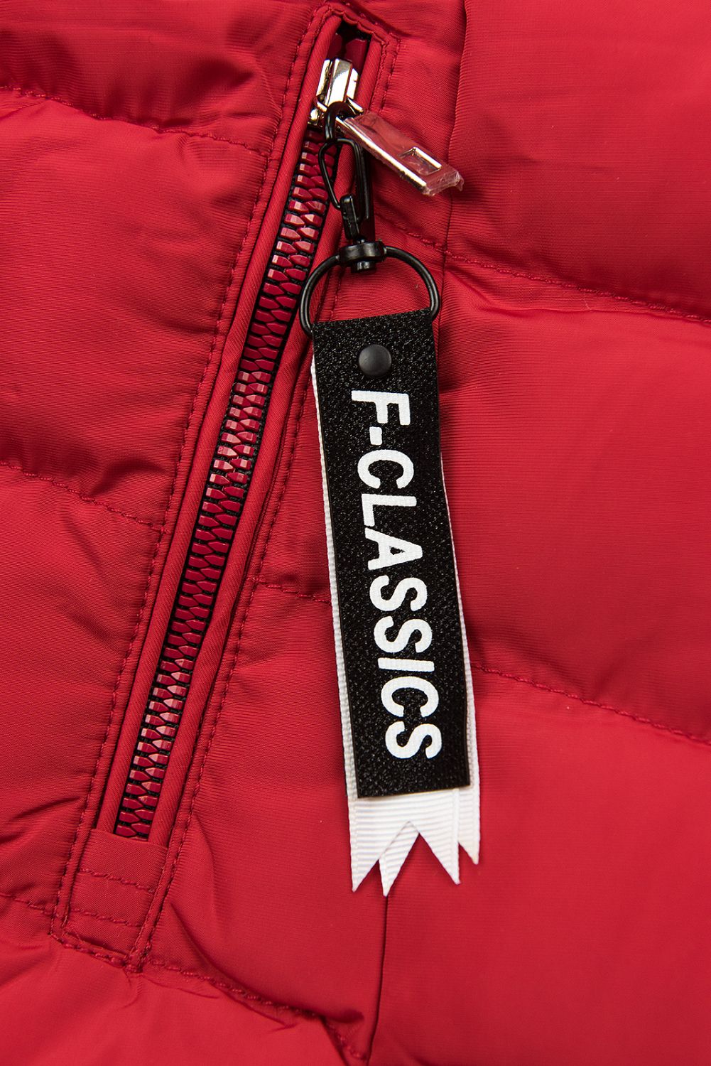 Piros színű kabát az őszi/téli időszakra