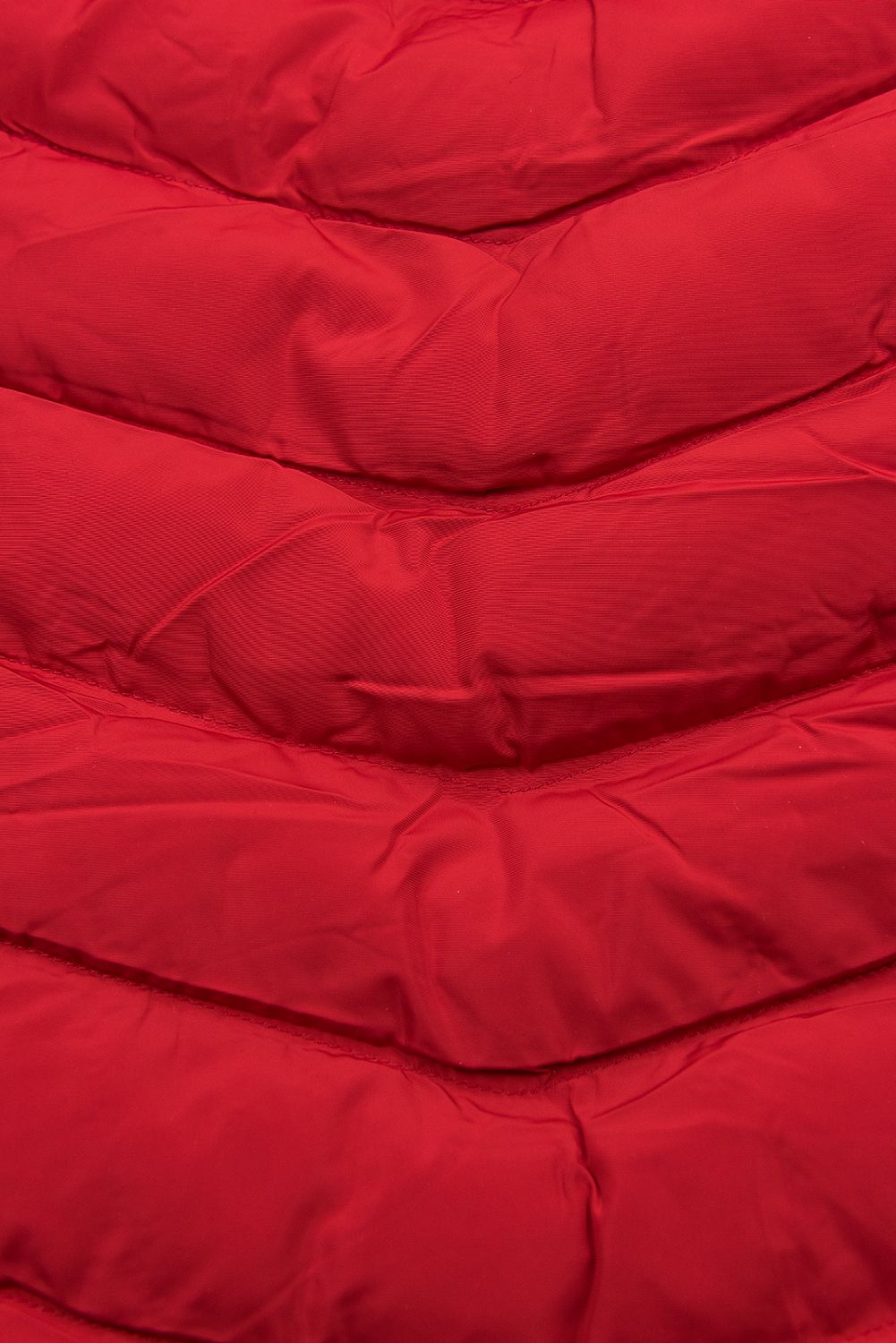 Piros színű kabát az őszi/téli időszakra