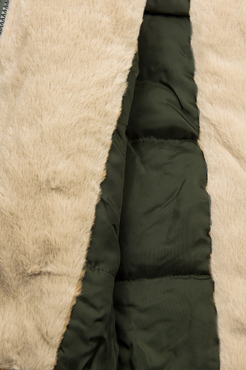 Katonaszínű parka az őszi/téli időszakra