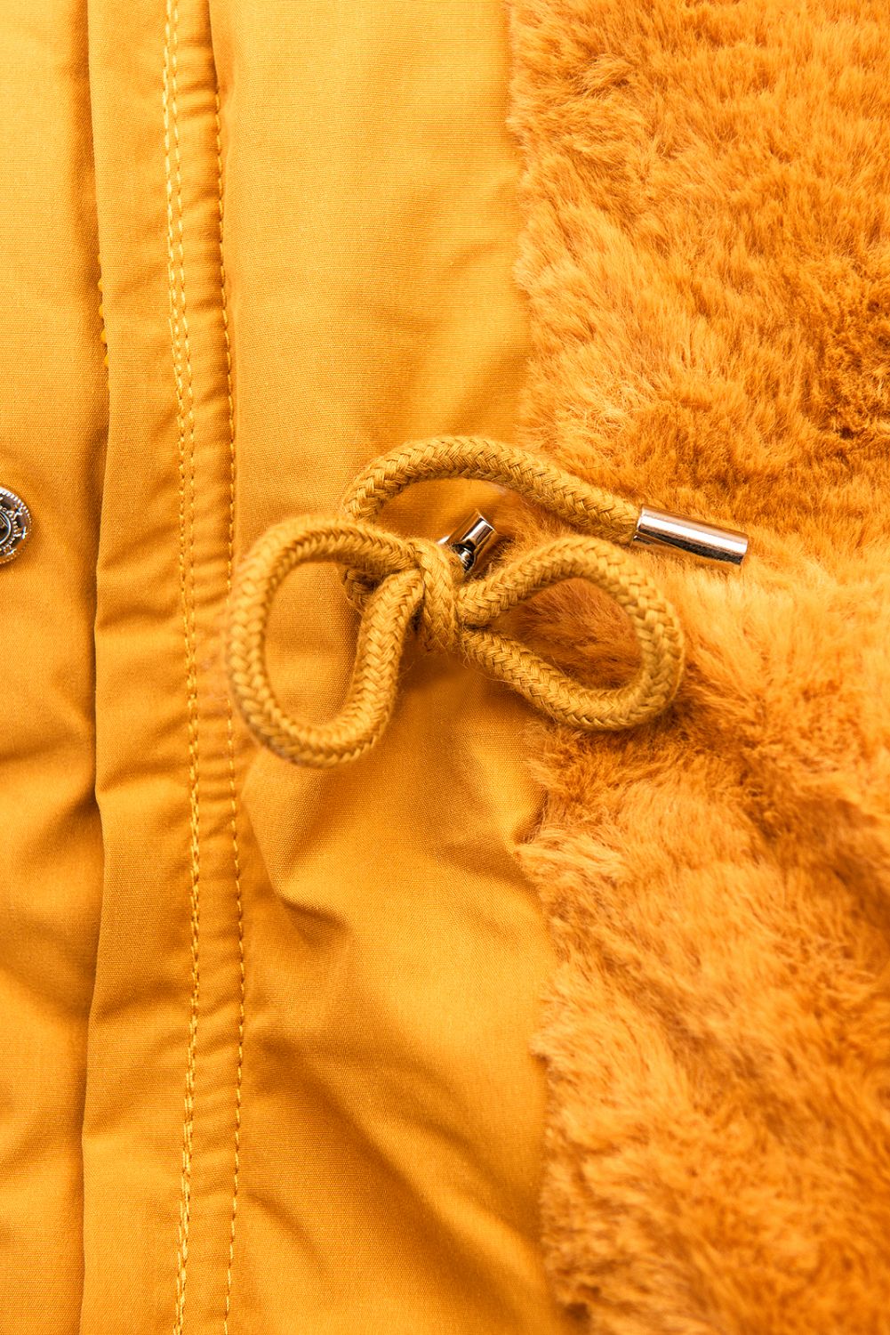 Sárga színű parka mustársárga színű műszőrme béléssel