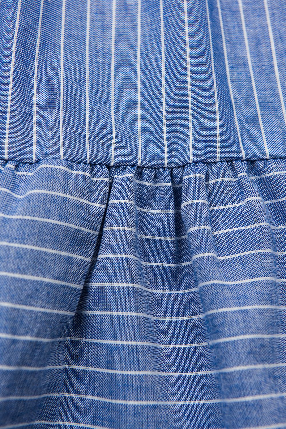 Kék és fehér színű csíkos ruha fodorral