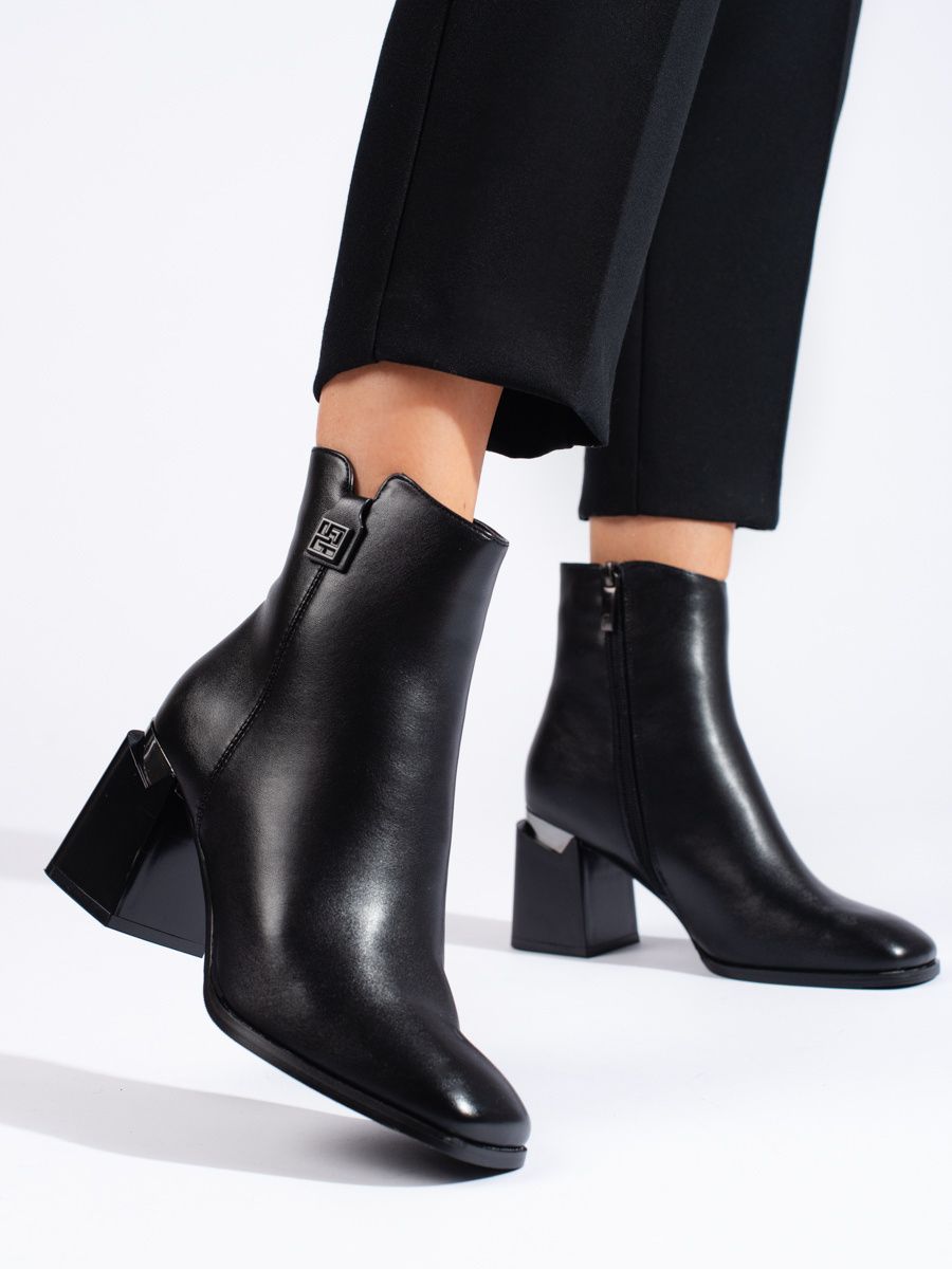 Elegáns fekete színű csizma